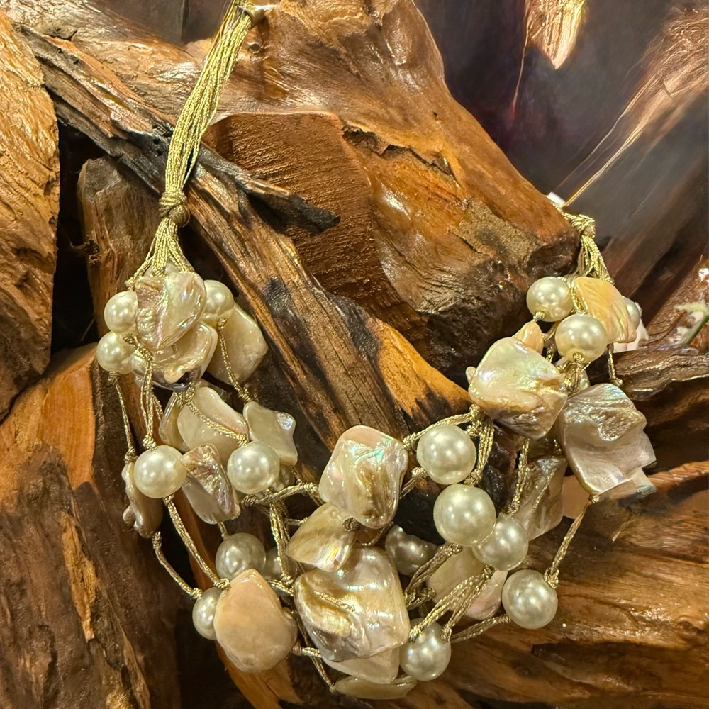 Elegant Gold and Cream Pearl Necklace